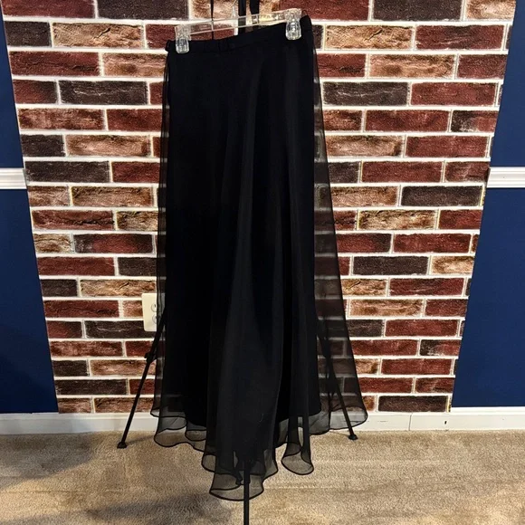 Chic Black Maxi Skirt - Picture 2 of 6